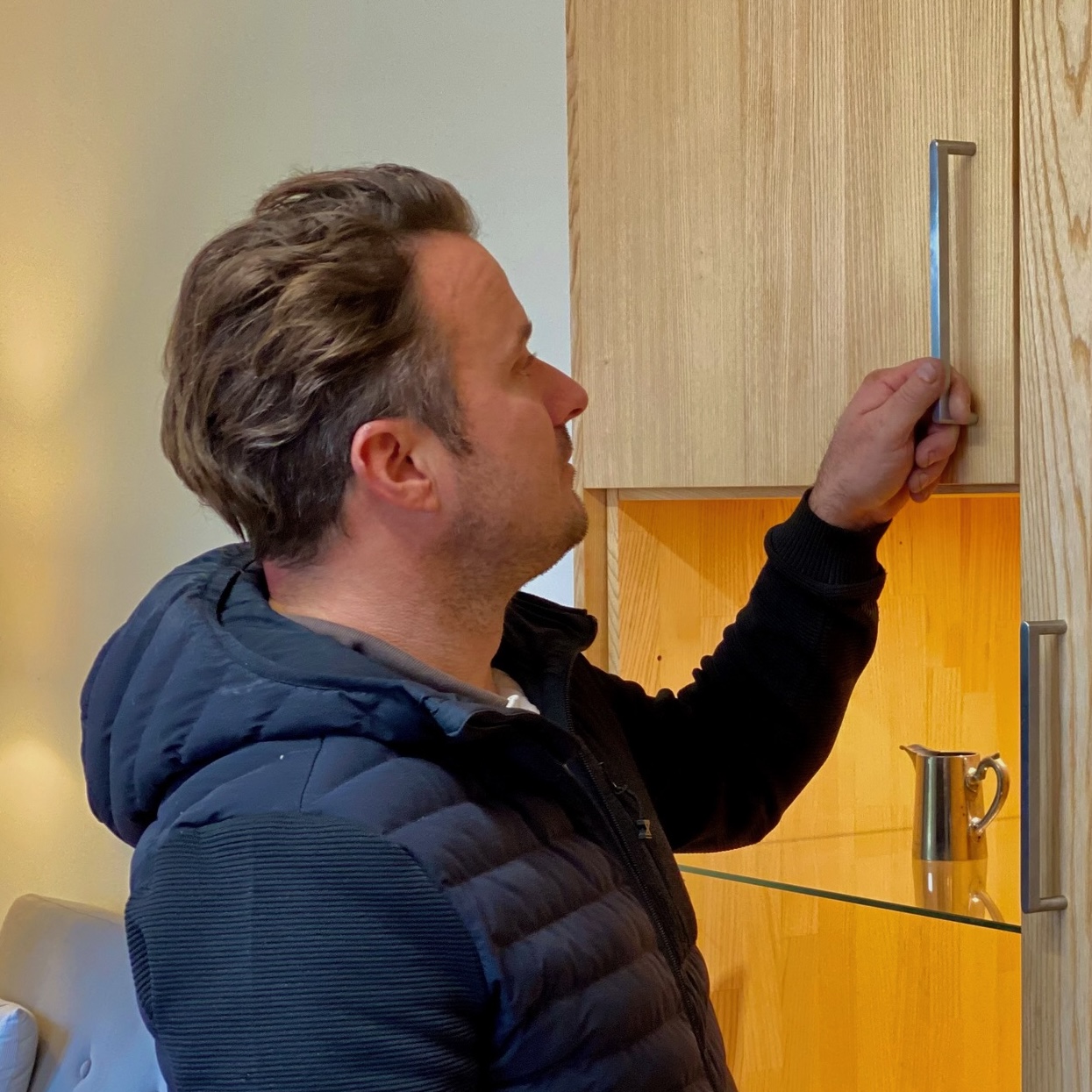 1. Wahl Handwerker-Website 14 Tischlermeister Sebastian Kurzhals prüft die Tür einer Einbauküche