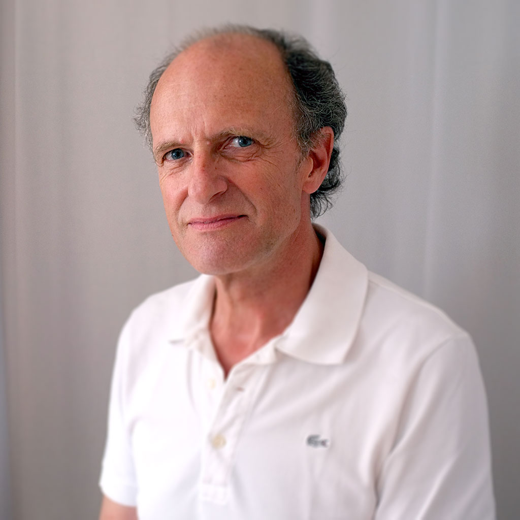 Tischlermeister Sebastian Kurzhals prüft die Tür einer Einbauküche