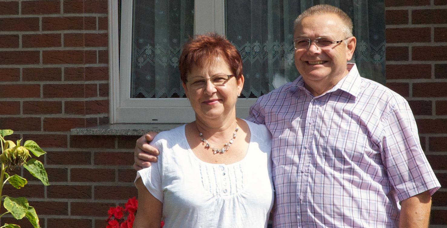 1. Wahl Hotel-Website 4 Tischlermeister Sebastian Kurzhals prüft die Tür einer Einbauküche