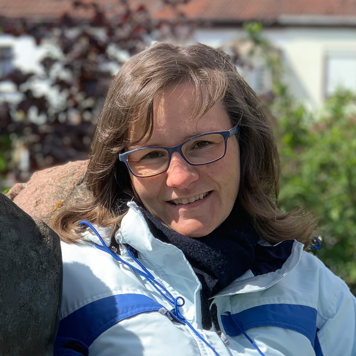 Praxis entlasten 108 Tischlermeister Sebastian Kurzhals prüft die Tür einer Einbauküche